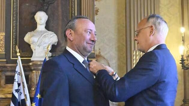 Remise de l'insigne de l'Ordre National du Mérite